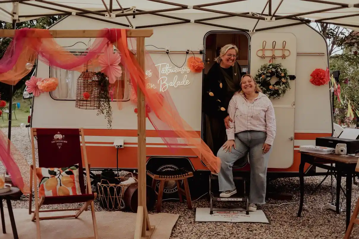 Caravane à tatouer des Tatoueuses en Balade, animation tatouage lors d'un mariage