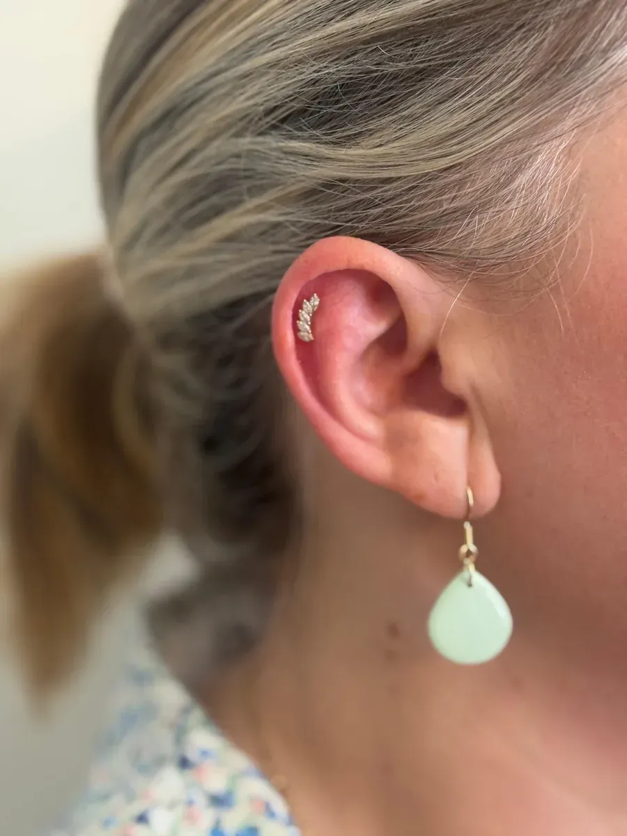 Piercing hélix feuille, boucle verte