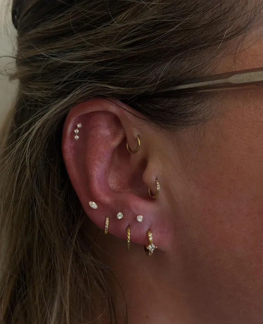 Piercings multiples, anneaux dorés